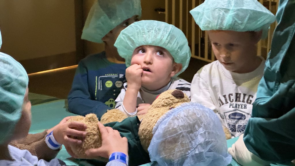 Geduldig beantworten die Studierenden alle Fragen: Warum die Spritze nicht wehtut, wieso der Verband blau ist und wie Teddys wieder gesund werden.