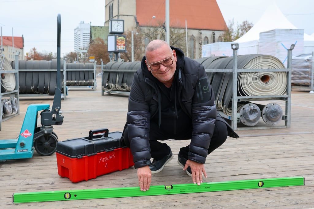 Der Magdeburger Gastronom Rocco Esposito packt beim Aufbau der 450 Quadratmeter großen Eisbahn mit an. Auch dieses Jahr wird am Magdeburger Allee-Center die Eisbahn aufgebaut. 