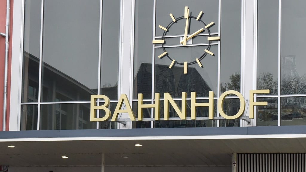 Blick auf den Bahnhof in Sangerhausen. Hier wurde  am Dienstag eine 28-Jährige von dem 43 Jahre alten Mann  belästigt. Am Hettstedter  Busbahnhof gab es einen weiteren Vorfall.