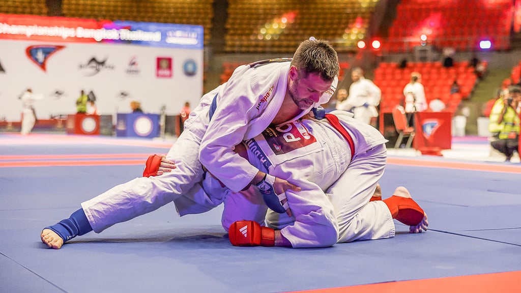 Martin Scheibe holte in Thailand den WM-Titel. Gleich im ersten Kampf stand er dem ehemaligen Titelträger gegenüber. 