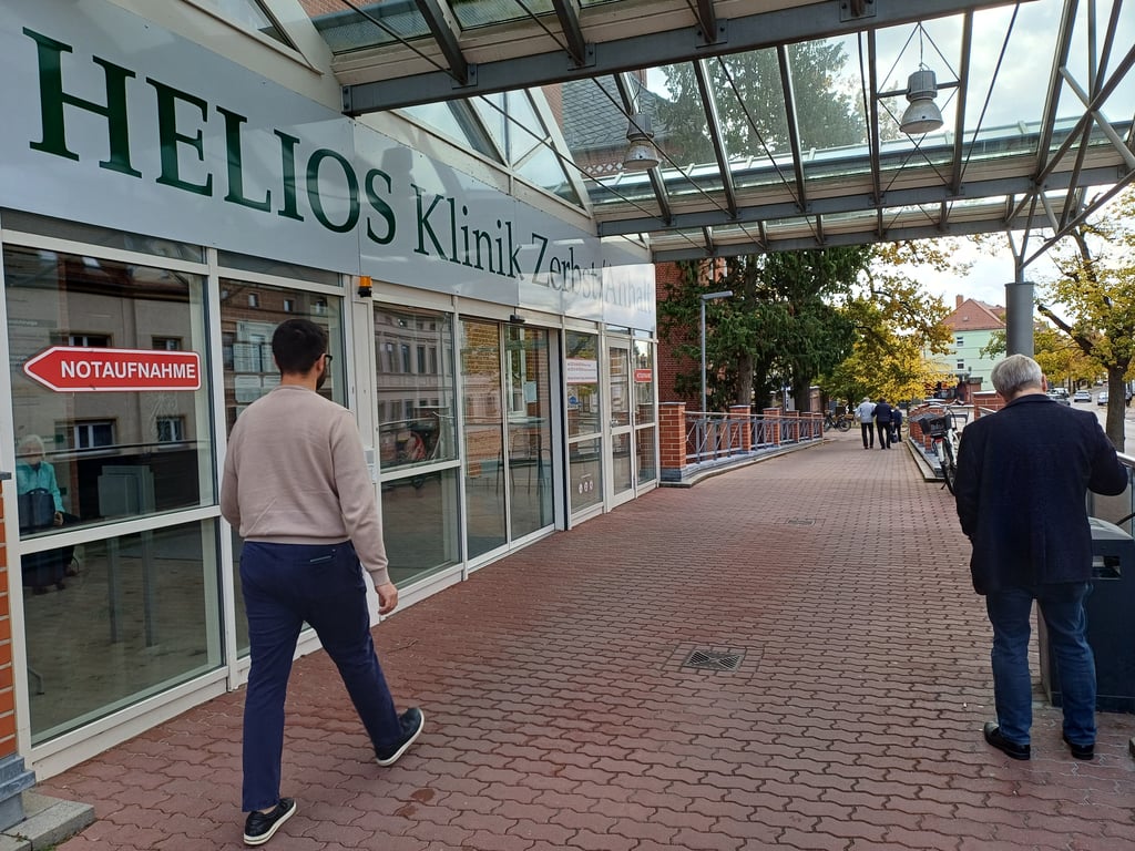 Eingang zum Helios-Klinikum in Zerbst. Am Donnerstag versuchten hier Mitarbeiter des Uniklinikums Magdeburg Personal aus Zerbst abzuwerben. 
