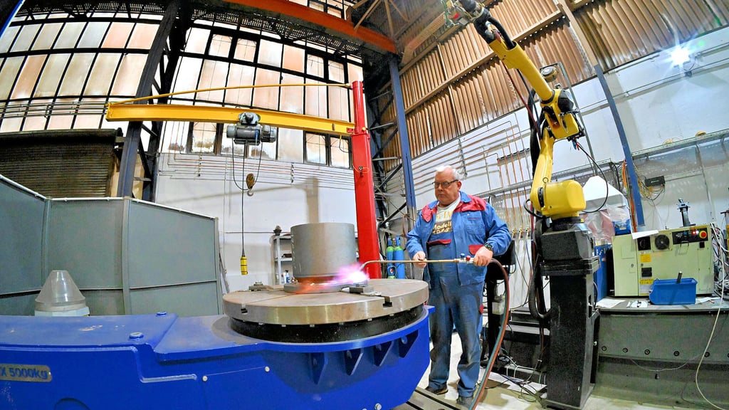 Erst kürzlich ist bei der Ascherslebener Firma A.T.A. ein speziell entwickelter Schweißroboter vorgestellt worden, der insbesondere älteren Beschäftigten die Arbeit erleichtert. 