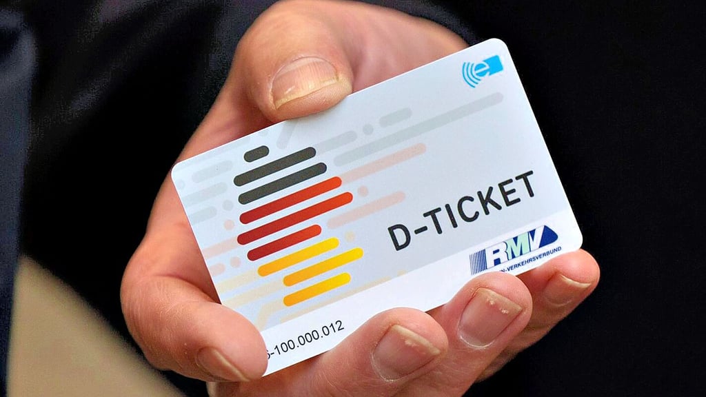 Chipkarte oder online: Das D-Ticket wird teurer.