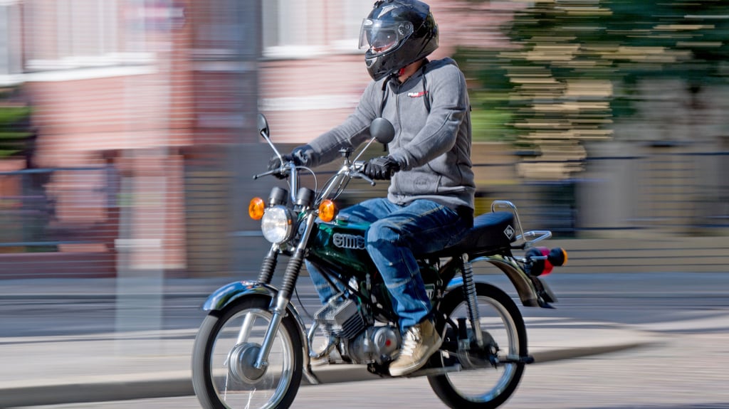 Auf die Begegnung mit der Polizei hatte ein Simson-Fahrer in Lindau so gar keine Lust.