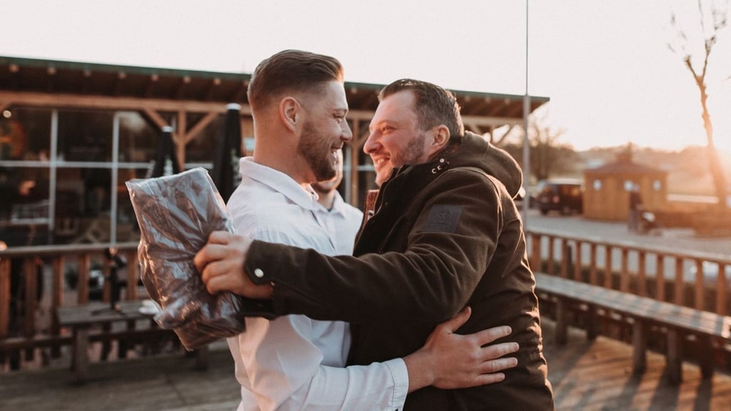 Kompliment für Wernigerodes Sternekoch Robin Pietsch (links): TV-Koch Sebastian Lege lobt dessen "Tote Oma"-Rezept, obwohl ihm das Gericht normalerweise nicht schmeckt.