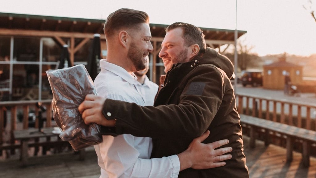 Kompliment für Wernigerodes Sternekoch Robin Pietsch (links): TV-Koch Sebastian Lege lobt dessen "Tote Oma"-Rezept, obwohl ihm das Gericht normalerweise nicht schmeckt. 