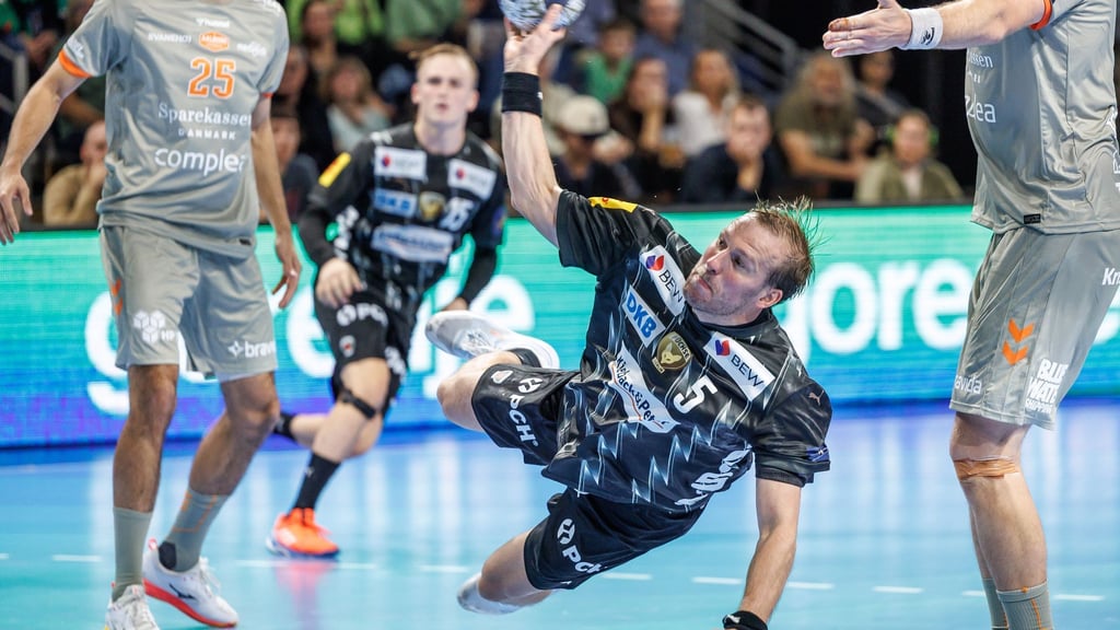 Füchse-Kapitän Max Darj ist wenig erfreut über die Ansetzung des Topspiels gegen Kiel. (Archivfoto)