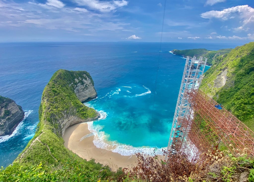 Der Kelingking Beach mit dem T-Rex-Felsen ist ein weltbekanntes Fotomotiv - aber der halbfertige Bau des Glasaufzugs verschandelt den Ausblick.