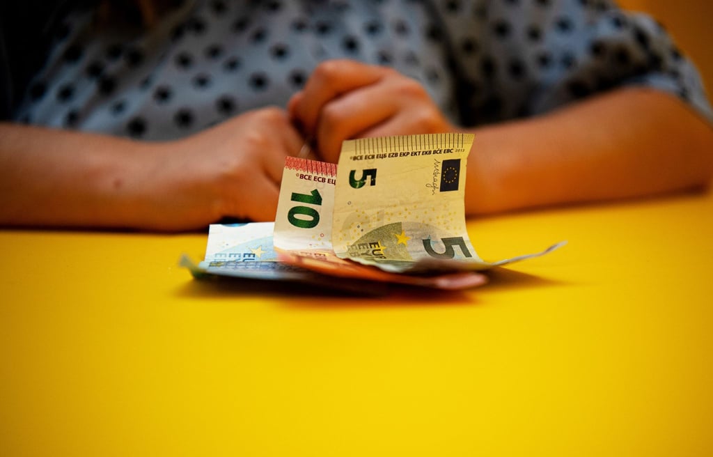 Das Geld wird knapp, der Monat ist aber noch lang? Einer Überschuldungssituation geht oft eine Lebenskrise voraus.