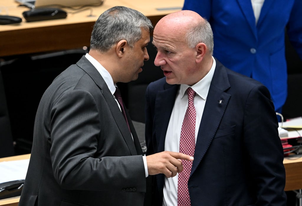 SPD-Fraktionschef Raed Saleh (links) will mit der CDU das Gespräch zum Thema AfD-Verbotsverfahren suchen. (Archivbild)