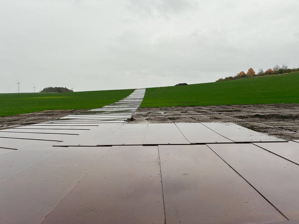 Quo vadis? Wohin gehst du, Metallplattten-Weg? Die Lösung des Rätsels hat mit einem riesigen Bauprojekt zu tun.