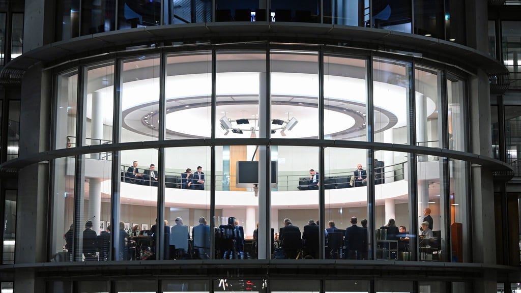 Die Sitzung dauerte bis zum frühen Morgen.