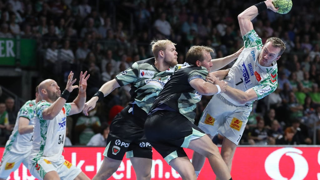 Felix Claar (r.) kann mit dem SC Magdeburg mit einem Sieg in Flensburg an die Tabellnespitze klettern. Die Füchse-Spieler Matthes Langhoff (2. v. l.) und Max Darj dürfen sich gegen Kiel keinen weiteren Ausrutscher erlauben.