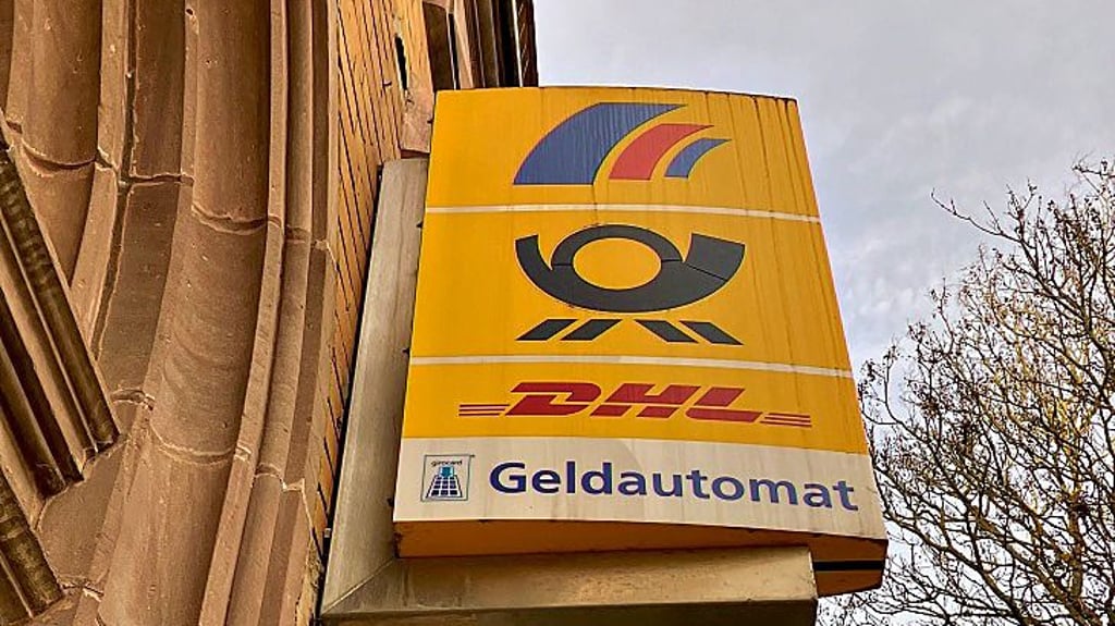 Noch hängen die Logos von Postbank, Post und DHL an der Hauptpost in Sangerhausen. Zum 13. Januar wird die Filiale aber geschlossen. 