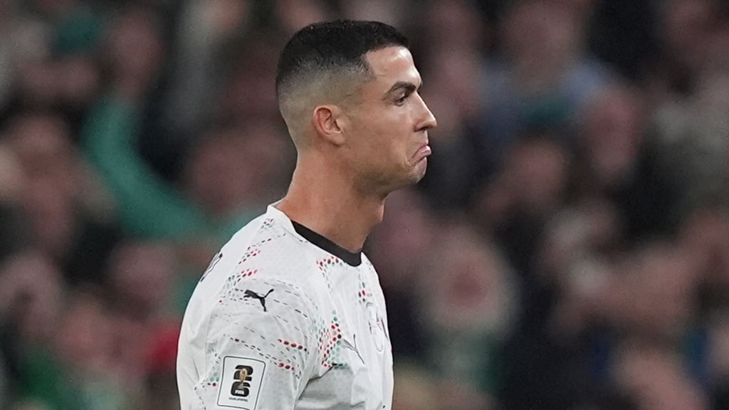 Cristiano Ronaldo verlässt den Platz nach seiner Roten Karte in Irland.