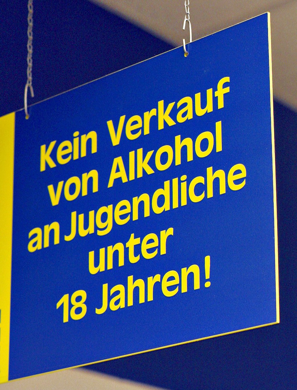 Schilder in Supermärkten machen deutlich, ab welchem Alter Alkohol gekauft werden darf. 