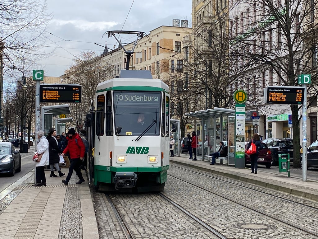 Blick auf eine der Tatra-Straßenbahnen der MVB am Hasselbachplatz in Magdeburg.