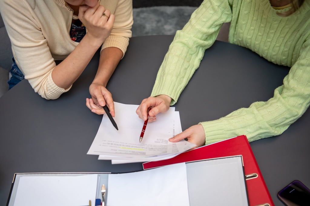 Überblick über die eigenen Finanzen verloren? Eine professionelle Schuldnerberatung kann dabei helfen, wieder auf die Füße zu kommen.