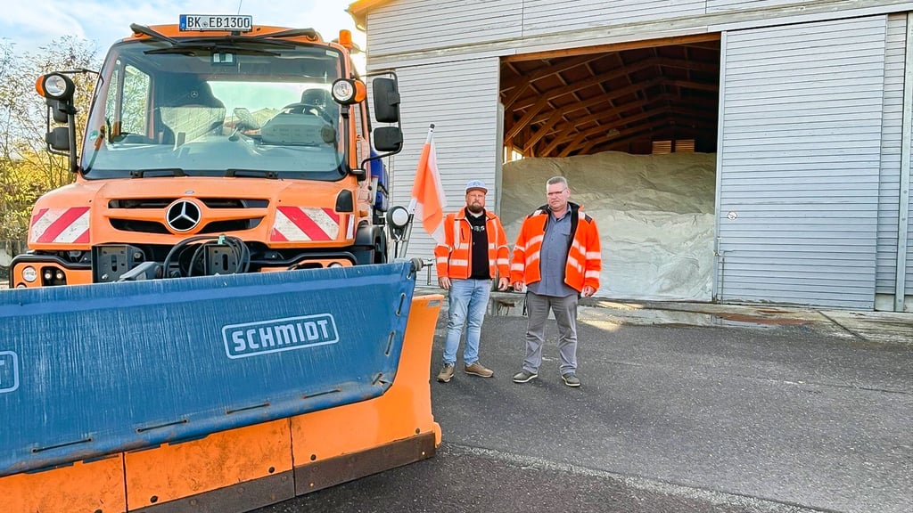 Der Winter kann kommen: Techniker Norman Illgas (links) und Frank Holzheuer, Sachgebietsleiter für Straßenunterhaltung im Landkreis Börde, stehen parat, um die Straßen im Landkreis von Eis und Schnee zu befreien, falls dies nötig sein sollte.