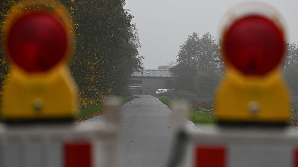 Die Zufahrt zum Betrieb ist abgesperrt.