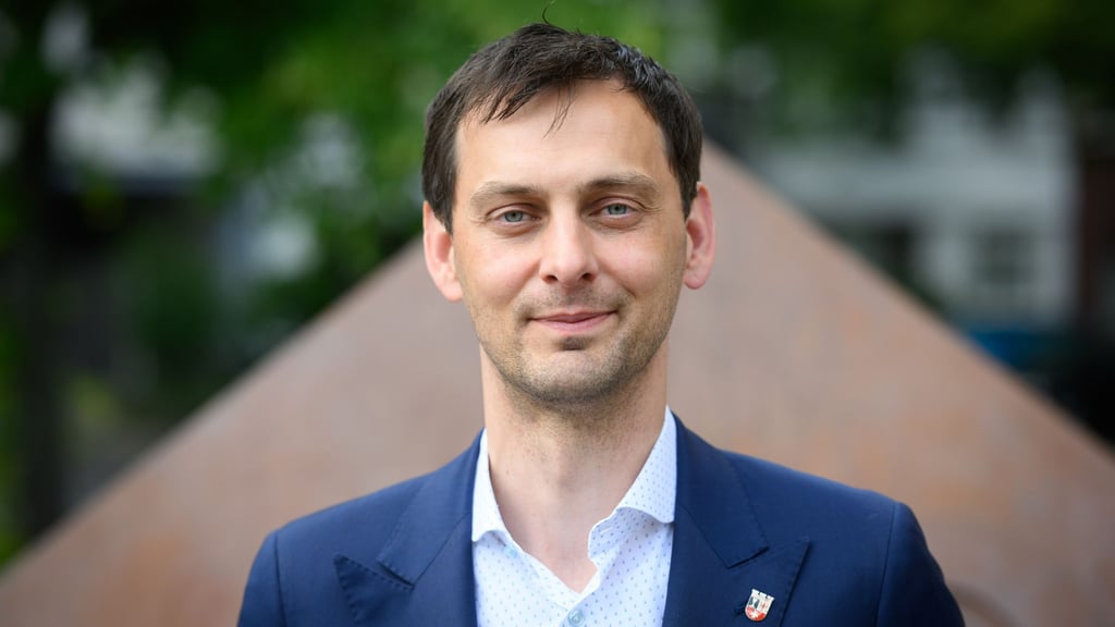 Der SPD-Landesvorsitzende Martin Hikel gibt sich zuversichtlich für die Aufstellung des Spitzenkandidaten Steffen Krach am Samstag. (Archivbild)