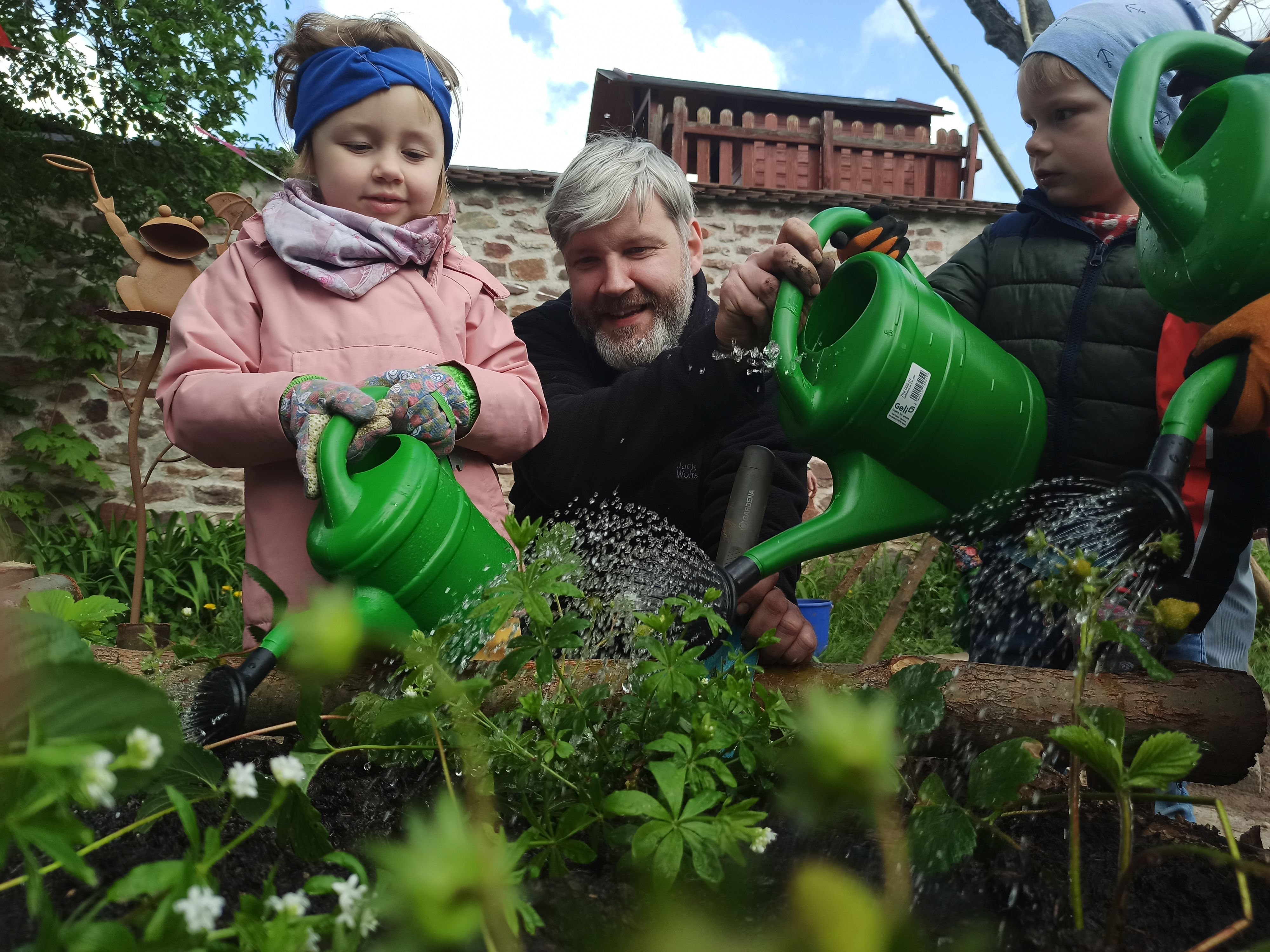 Hochbeete pflanzen: Tausende Euro für Bienenprojekt: Kinder und Demenz-Betroffene gärtnern