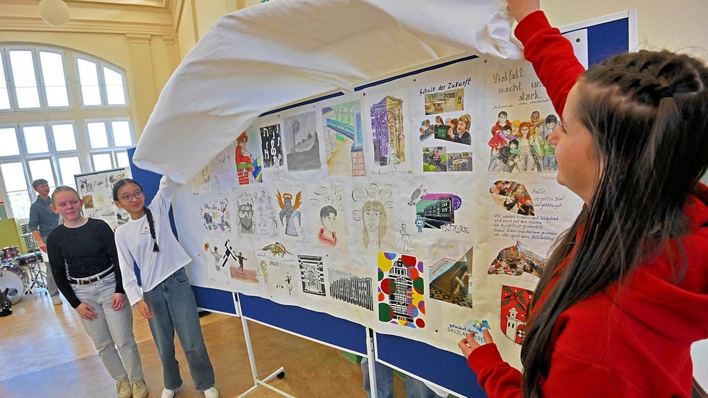 Der Wandfries wird enthüllt. Hier haben die Jugendlichen sich mit der Ascherslebener Burgschule beschäftigt.