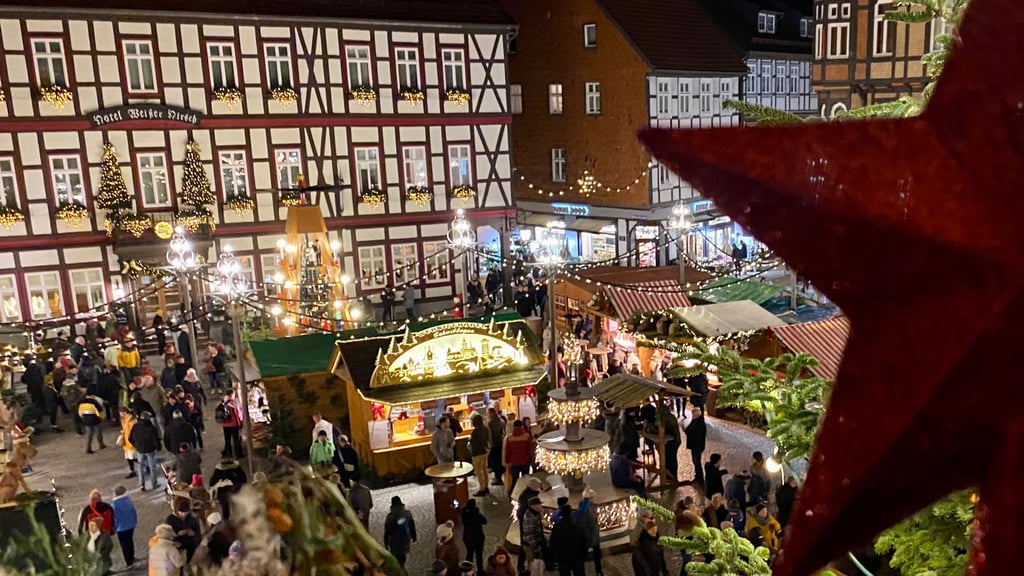 Der Weihnachtsmarkt in Wernigerode zieht jedes Jahr zehntausende Besucher in die Harz-Stadt, wird bereits vor Totensonntag eröffnet.