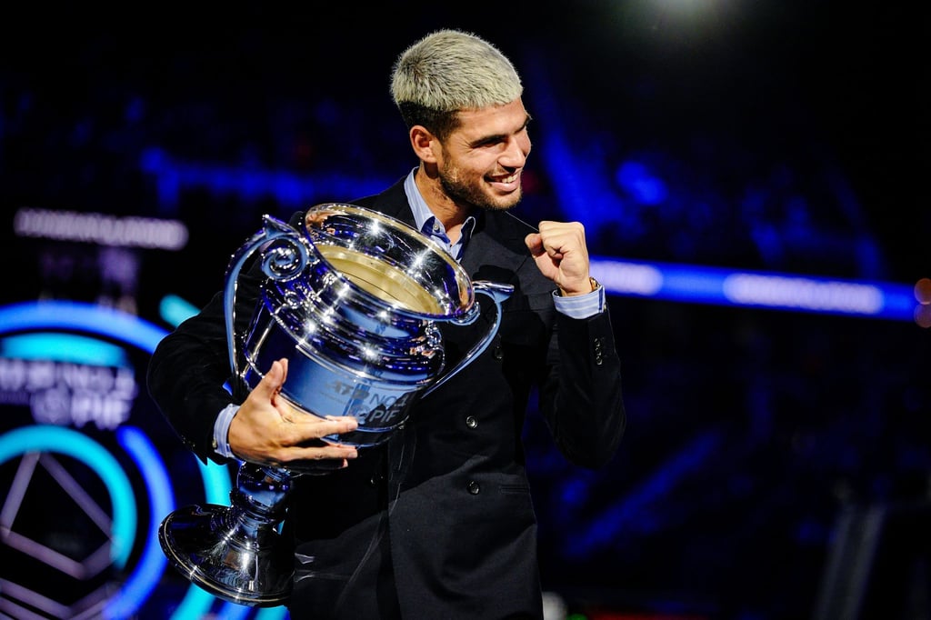 Für die Nummer 1 am Saisonende erhält Carlos Alcaraz eine Trophäe