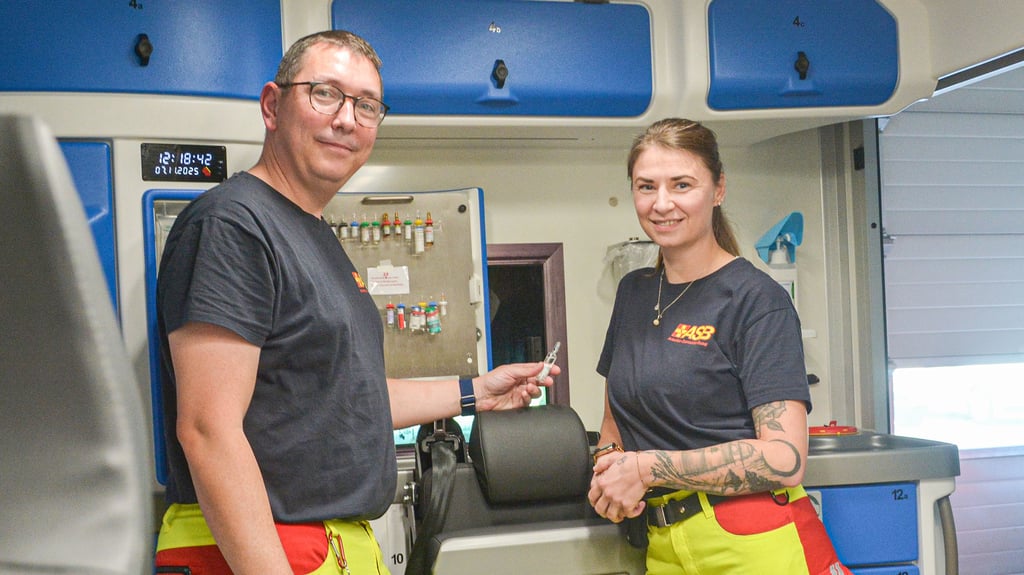 Daniel Säuberlich arbeitet seit 15 Jahren im Rettungsdienst. Hier hat er nicht nur seine Frau Sarita kennengelernt, beide haben bei ihrer Arbeit in der Rettungswache schon viele emotionale Momente erlebt.