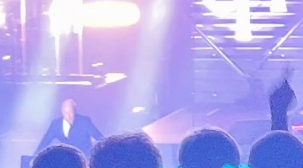 Das ist der Moment, in dem der Graf das Gleichgewicht verliert und von der Bühne stürzt.