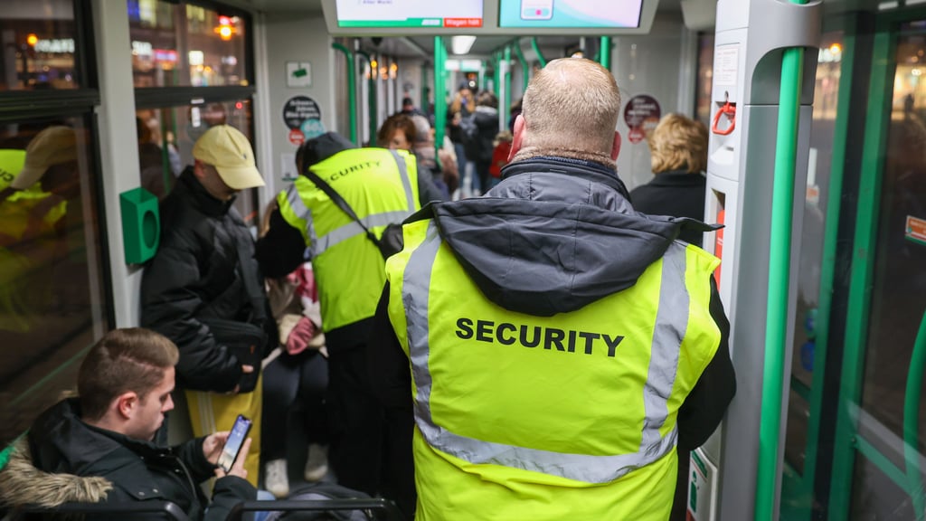 In Bussen und Bahnen der Magdeburger Verkehrsbetriebe fahren ab dem späten Abend Sicherheitsteams mit. Das Projekt ist nun um ein Jahr verlängert worden.
