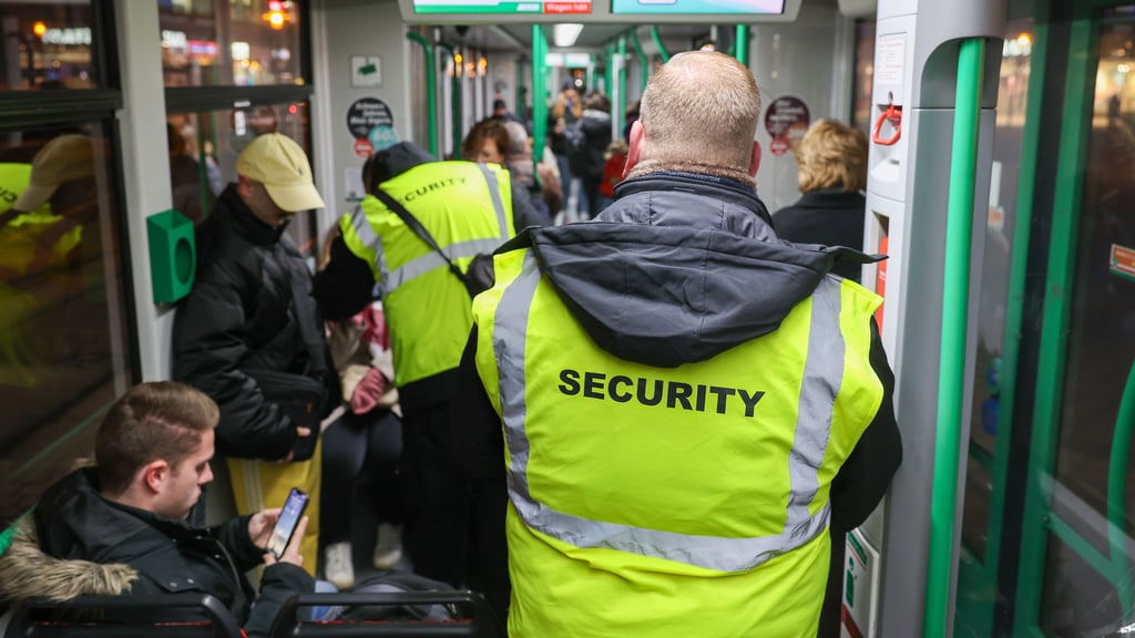 In Bussen und Bahnen der Magdeburger Verkehrsbetriebe fahren ab dem späten Abend Sicherheitsteams mit. Das Projekt ist nun um ein Jahr verlängert worden.