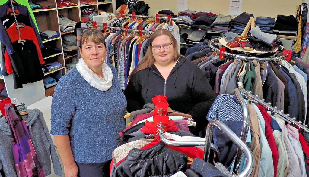 Teamleiterin Christine Götze (links) und Jessica Brandt in der Osterwiecker Kleiderstube, die sich in der alten Stephanischule befindet. 