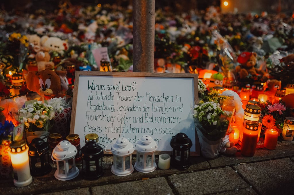 "Warum soviel Leid" steht auf dem Schild kurz nach dem Anschlag auf den Magdeburger Weihnachtsmarkt.