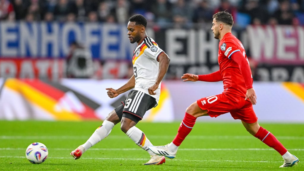 RB-Prodi Ridle Baku (l.) enteilt Luxemburgs Spielmacher Sinani