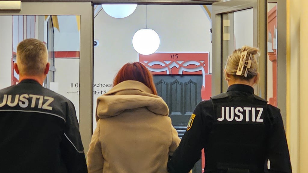 Eine Hallenserin muss sich gemeinsam mit ihrem ehemaligen Lebensgefährten vor dem Landgericht wegen schweren Raubes, räuberischer Erpressung und gefährlicher Körperverletzung  verantworten.