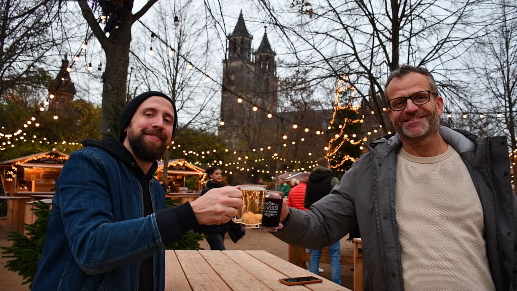 David Zibold (links) und Denny Mette stoßen zur Eröffnung des Wintergarten an der Schweizer Milchkuranstalt in Magdeburg an.