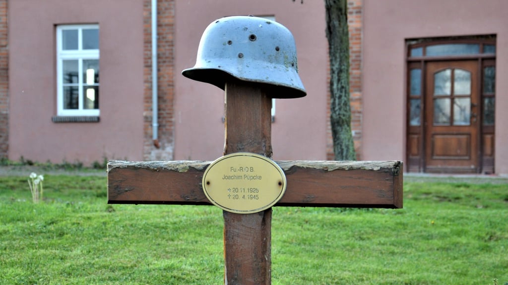 Auf dem Friedhof von Kermen befindet sich das Grab des Soldaten Joachim Püpcke, eines jungen Berliners, der kurz vor Ende des Zweiten Weltkrieges in Kermen nahe Zerbst fiel.