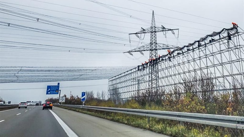 Für Leitungsarbeiten ist über der A14 ein Netz gespannt worden. Grund sind trotz Absage des Chipherstellers Bauarbeiten auf dem Intel-Gelände.