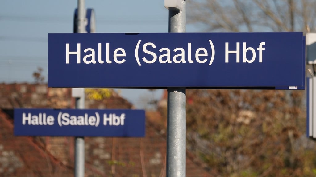 Die Deutsche Bahn arbeitet rund um den Bahnknoten Halle, was tagelang zu großen Einschränkungen für Reisende führt. (Archivbild)
