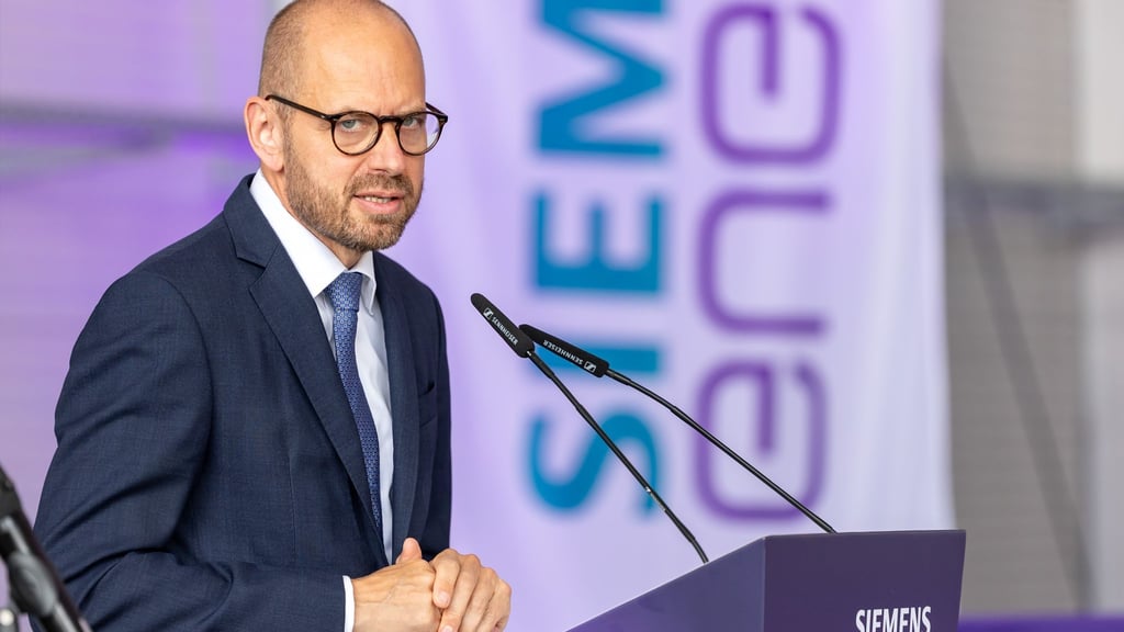 Mahnt angesichts langer Lieferzeiten zu schnellen Ausschreibungen für die geplanten neuen Gaskraftwerke: Siemens-Energy-Chef Bruch. (Archivbild)