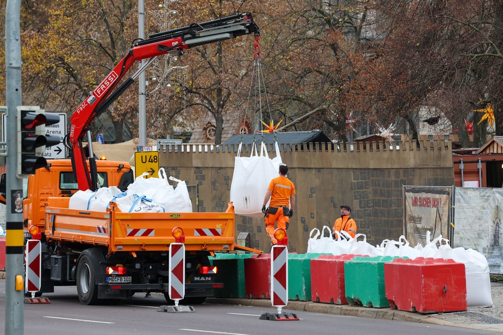 Rund um den Magdeburger Weihnachtsmarkt wurden am Freitag (14. November 2025) zusätzliche Sandsäcke verteilt.