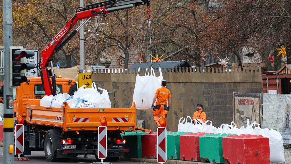 Rund um den Magdeburger Weihnachtsmarkt wurden am Freitag, 14. November 2025, zusätzliche Sandsäcke verteilt.