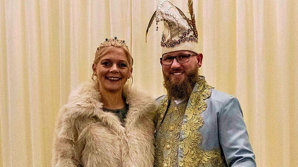 Wie Prinz Stephan und Prinzessin Claudia in Gräfenhainichen Iaden, nachdem am 11.11. oft Schlüsselübergabe war,  an diesem Sonnabend viele närrisch gut aufgelegte Karnevalisten zu den ersten größeren Veranstaltungen ein.