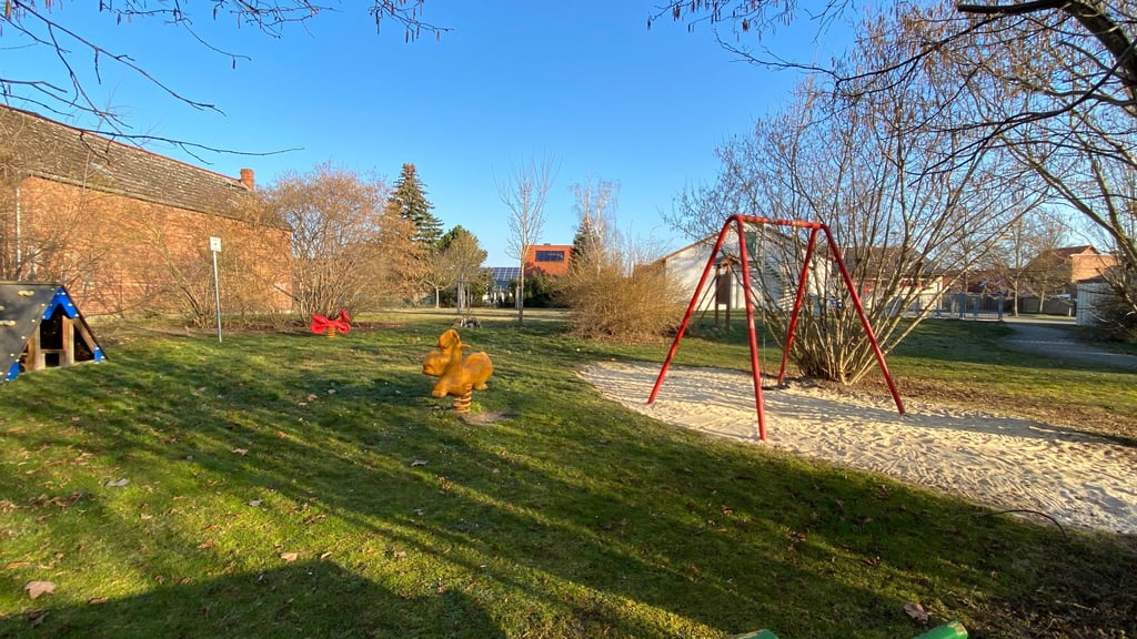 Blick auf den kleinen öffentlichen Spielplatz hinter dem Dorfgemeinschaftshaus Emerslebens. 