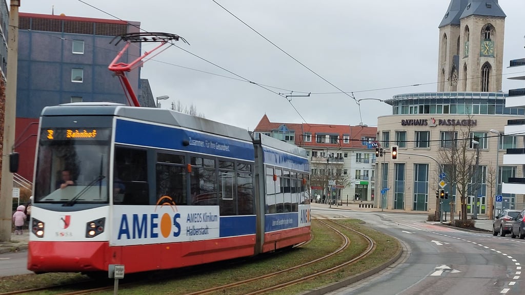Eine Straßenbahn der HVG fährt vom Holzmarkt kommend die Heinrich-Julius-Straße Halberstadts hoch. Ab 17. November ist der komplette Kreuzungsbereich in der Innenstadt für Kraftfahrzeuge gesperrt - die Straßenbahn fährt weiterhin.