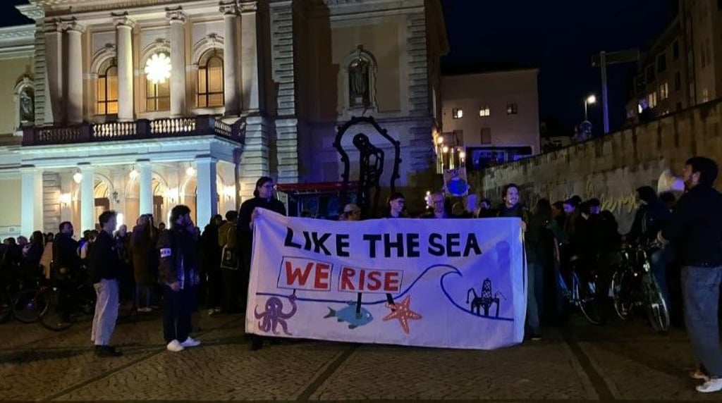 Start an der Oper: Der Protestzug von Fridays for Future setzt sich in Richtung Steintor in Bewegung.&nbsp;