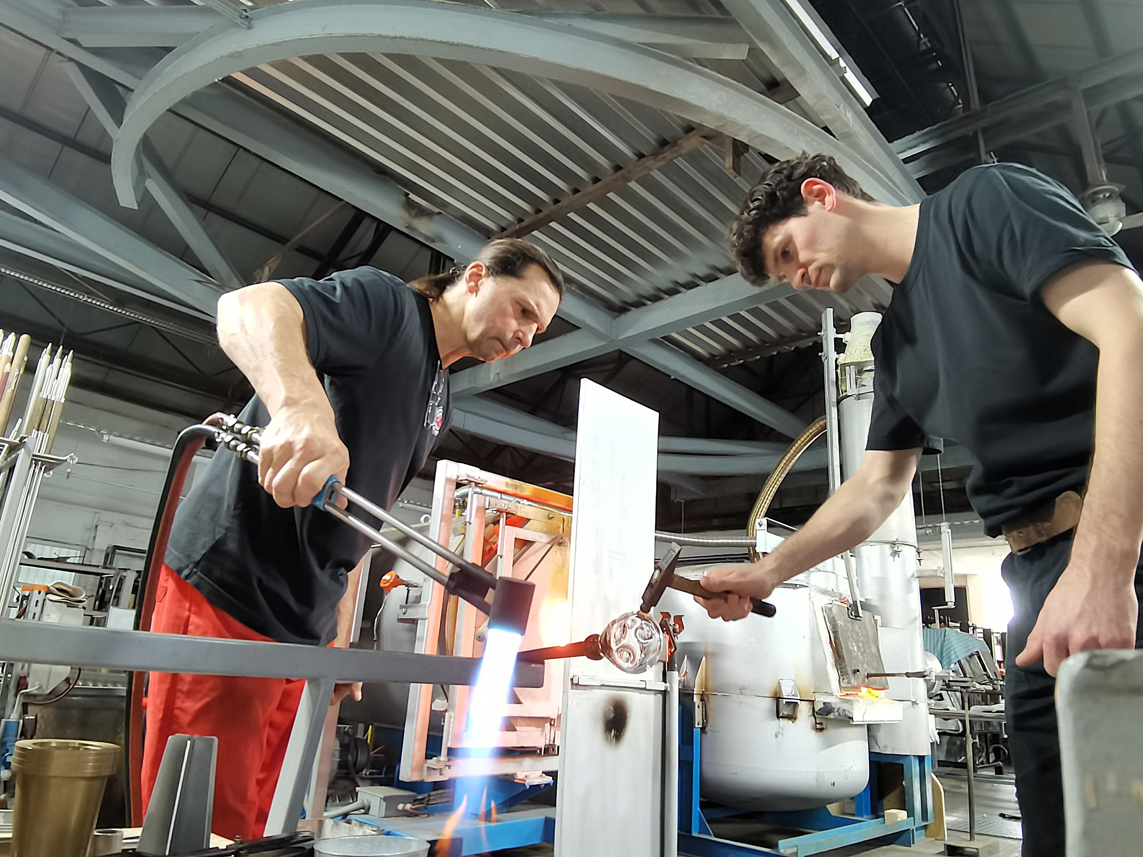Glasmanufaktur „Harzkristall“ Derenburg: Experimente mit Glas und Hammer: Harzer Glasmacher und Kunststudenten am Hüttenofen