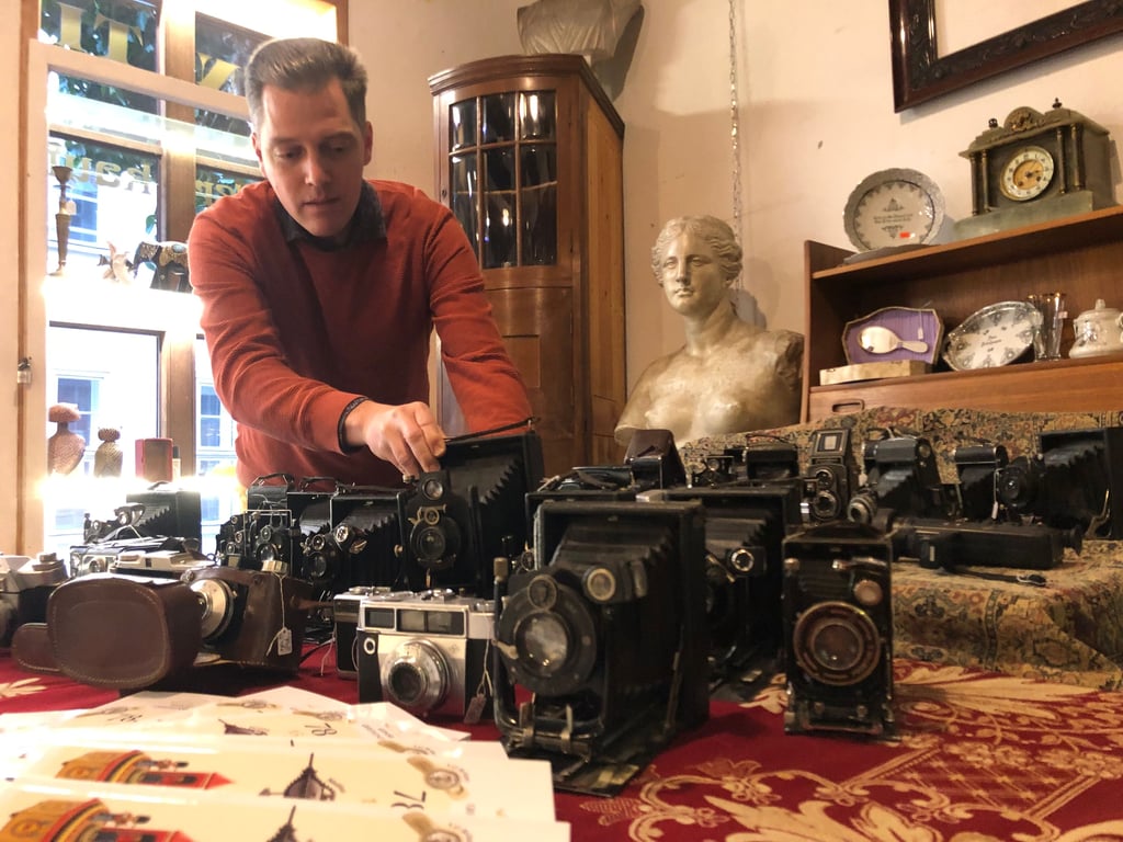 Henry Thurisch, Inhaber des Kunst- und Auktionshauses Quedlinburg, stellt die historischen Fotoapparate zur Abholung bereit.
